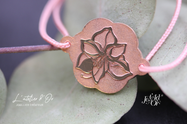 Gourmette enfant en rose rose 18 carats sur cordon Je T'AdOr, fleur gravée 
