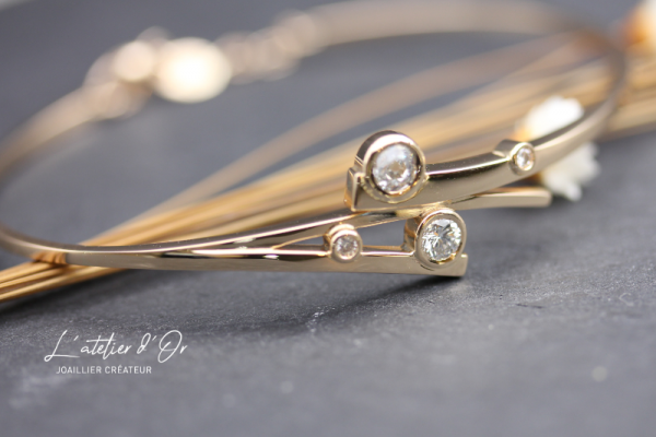 Quand l’or se souvient : la beauté d’un bijou transformé avec ce bracelet style jonc ajusté