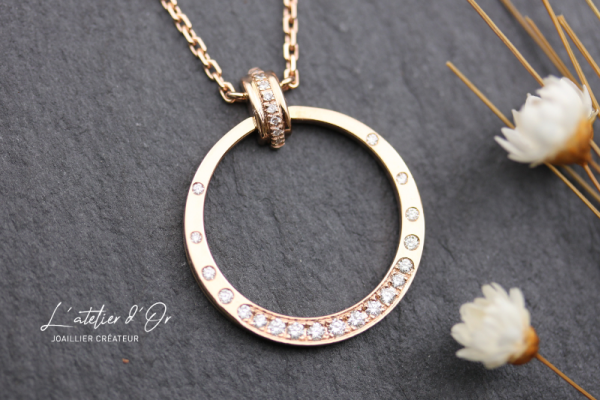 Collier sur mesure en or rose et diamants pour un anniversaire inoubliable
