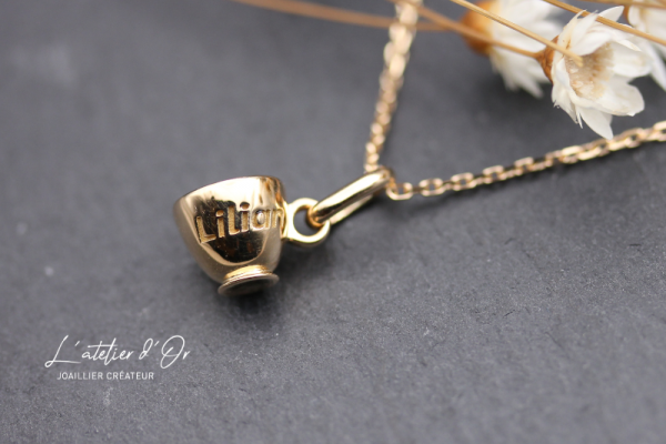 Cadeau de bâtpeme original et personnalisé, un pendentif unique en or éthique