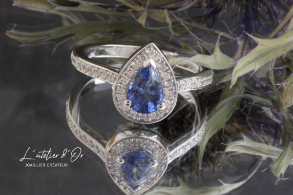 Bague de fiançailles création sur mesure Saphir poire entouré de diamants