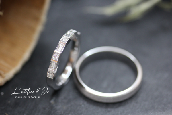 Duo d'alliances or blanc, diamants princesse et diamants ronds