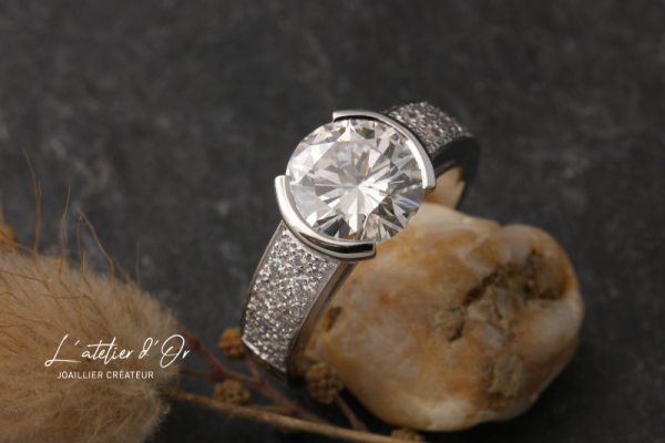 Une bague de fiançailles originale en or éthique 18 carats et diamants pour un oui éternel