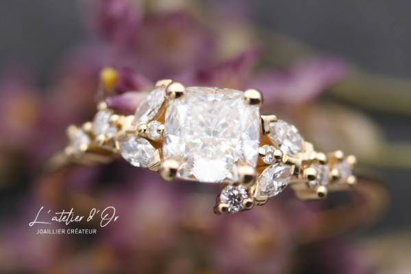 Bague de fiançailles en or éthique 18 carats – diamant coussin & navettes