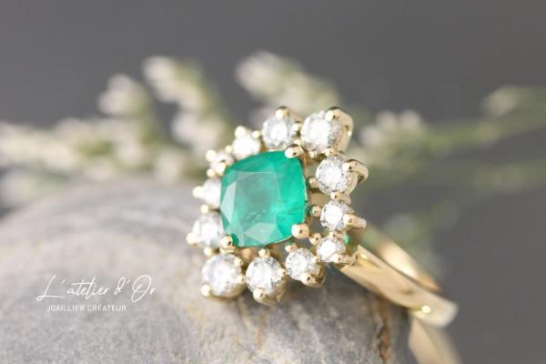 Bague entourage marquise avec émeraude taille coussin création de L'Atelier 'Or
