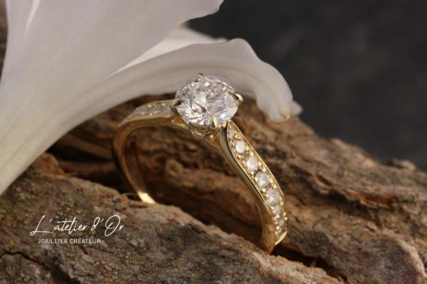 Bague de fiançailles sur-mesure en or 18 carats façon solitaire sertie de diamants