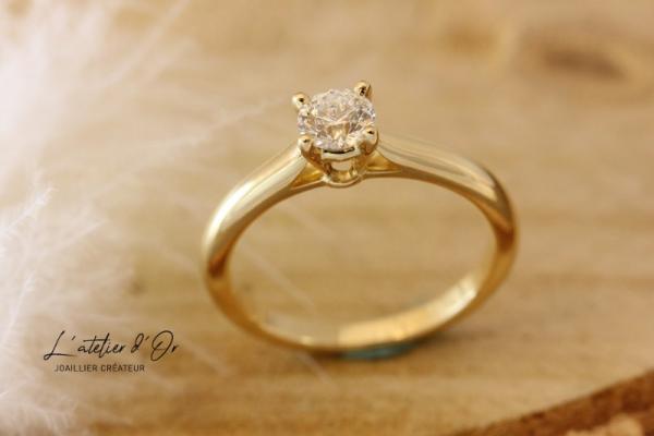 Bague de fiançailles solitaire en or jaune 18 carats