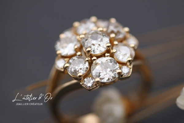 Réalisations sur mesure d'une bague entourage stylisée en diamants de famille