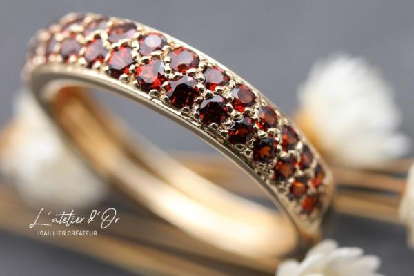 Une alliance en rubis : élégance, intensité, engagement en or éthique 18 carats