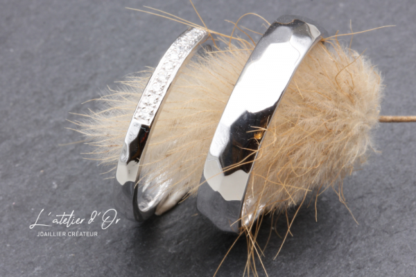 Duo d'alliances martelées en or blanc et diamants, finesse et élégance