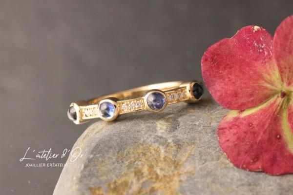 Anneau en or éthique 18 carats orné de saphirs cabochon et diamants