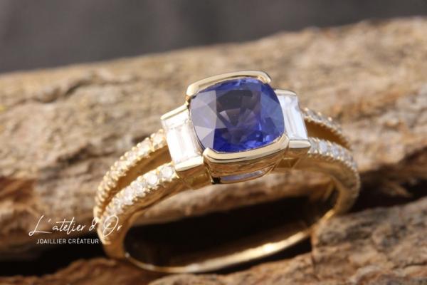Bague de fiançailles en or éthique 18 carats – Saphir coussin & diamants baguette