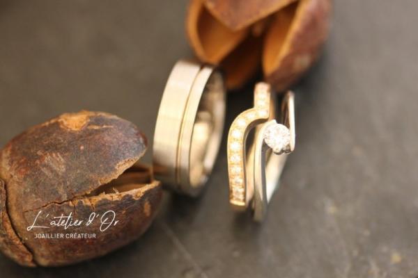 Duo d'alliances en or éthiques et bague de fiançailles ajustée