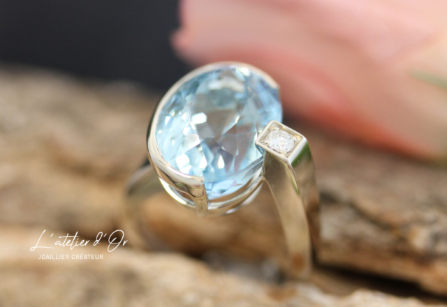 Création de bague sur-mesure en or blanc, aigue marine et diamant