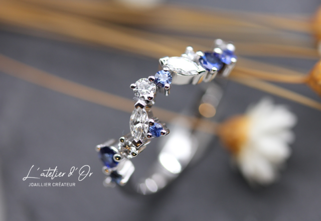Une alliance ajustée en saphir et diamants, conçue pour être portée avec la bague de fiançailles