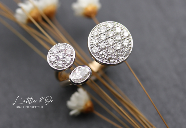 Bague ouverte en or éthique 18 carats – Pavage de diamants et diamant ovale