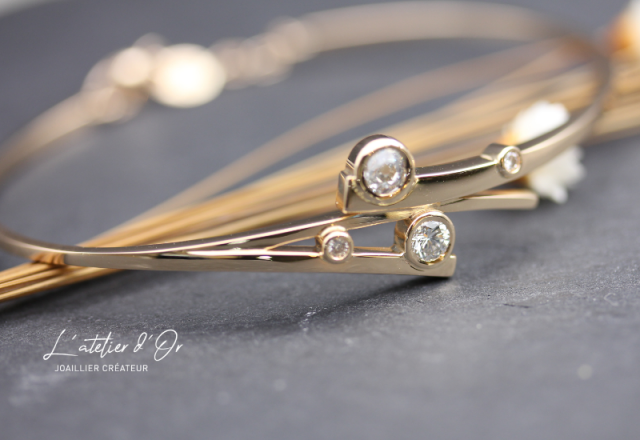 Quand l’or se souvient : la beauté d’un bijou transformé avec ce bracelet style jonc ajusté