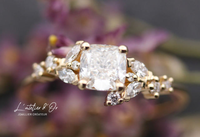 Bague de fiançailles en or éthique 18 carats – diamant coussin & navettes