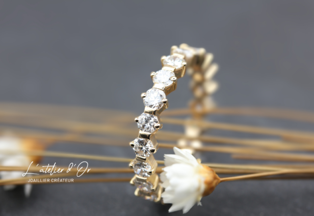 Alliance en or jaune éthique 18 carats et diamants – Sertissage raffiné