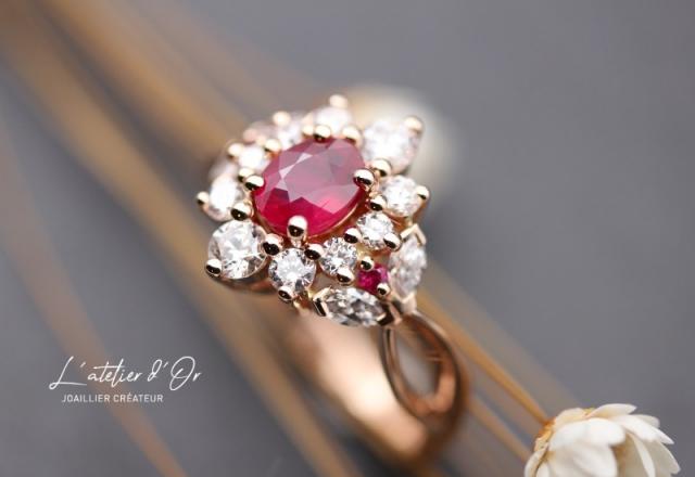Bague entourage rubis et diamants : l'élégance incarnée, façonnée sur mesure