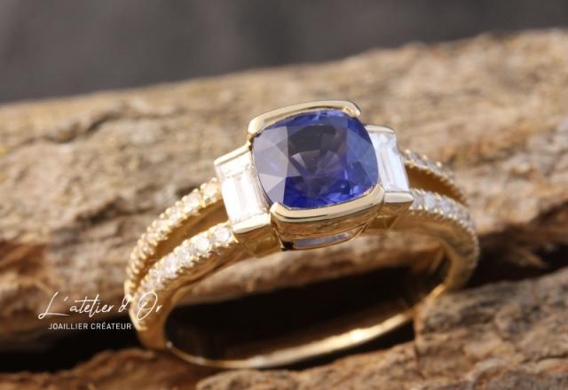 Bague de fiançailles en or éthique 18 carats – Saphir coussin & diamants baguette