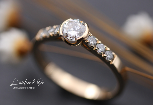 Une bague en or jaune éthique 18 carats et diamants : l’équilibre parfait