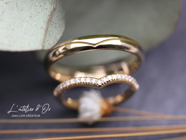 Duo d'alliances assorties en or recyclé 18 carats avec diamants et détails