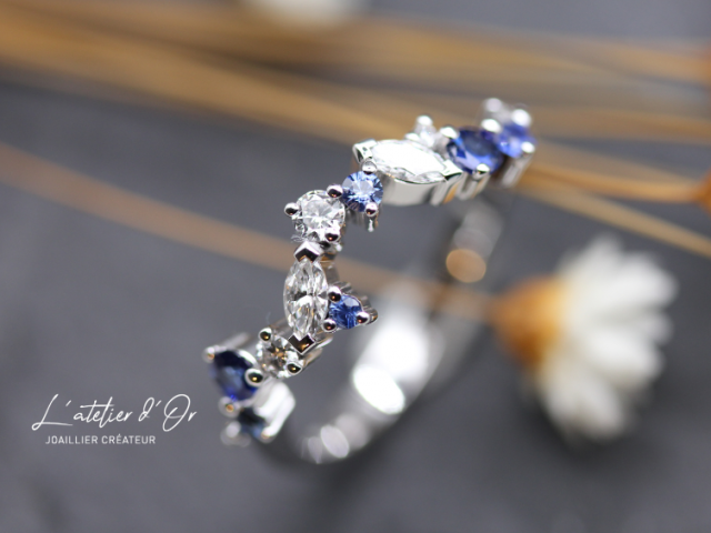 Une alliance ajustée en saphir et diamants, conçue pour être portée avec la bague de fiançailles