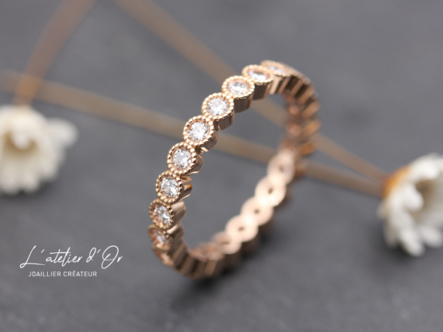 Alliance en or  éthique 18 carats et diamants sertis clos mille grains