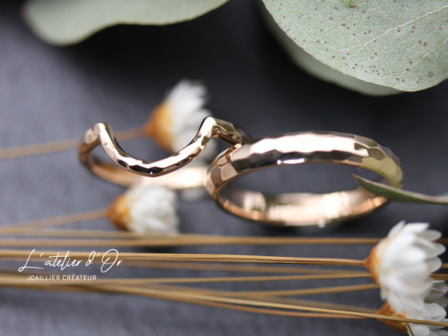 Duo d’alliances en or rose 18 carats effet martelé – Élégance et harmonie
