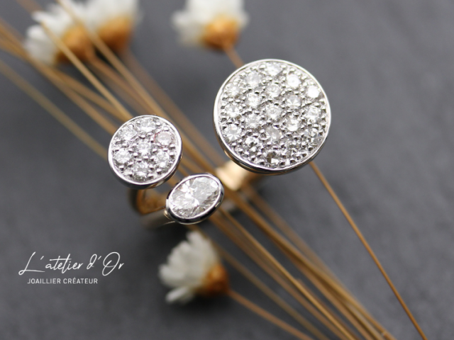 Bague ouverte en or éthique 18 carats – Pavage de diamants et diamant ovale