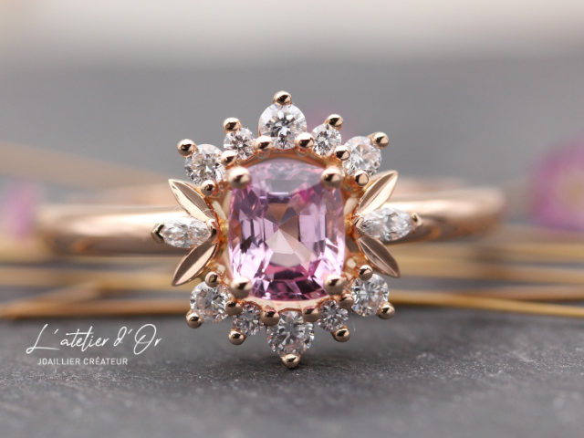 Bague de fiançailles poétique spinelle rose et diamants en or éthique