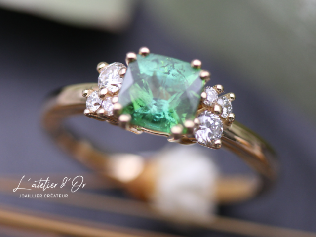 Bague de fiançailles en tourmaline verte et or jaune  18 carats – Un écrin de nature et de lumière
