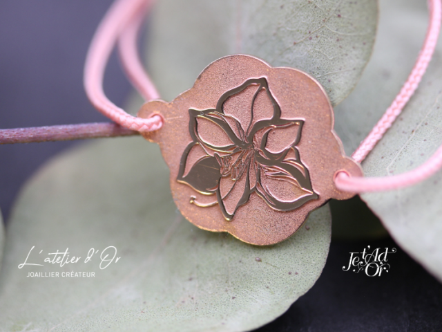 Gourmette enfant en rose rose 18 carats sur cordon Je T'AdOr, fleur gravée 