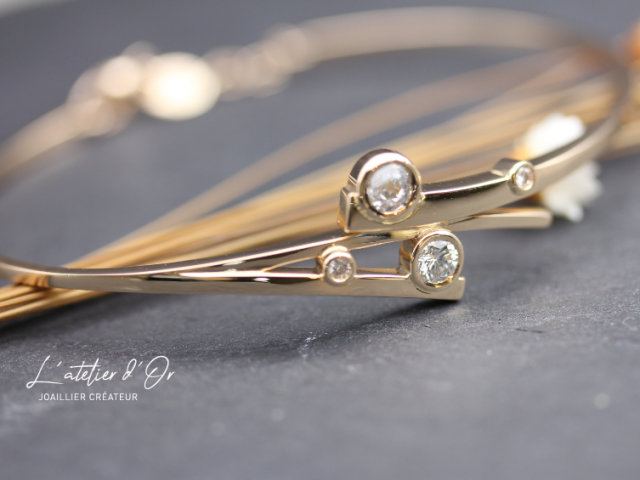 Quand l’or se souvient : la beauté d’un bijou transformé avec ce bracelet style jonc ajusté