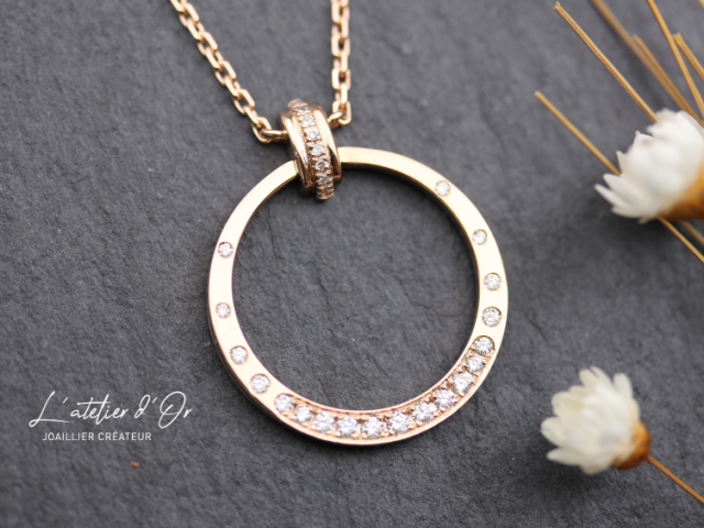Collier sur mesure en or rose et diamants pour un anniversaire inoubliable