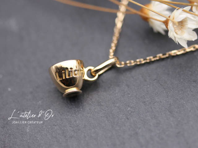 Cadeau de bâtpeme original et personnalisé, un pendentif unique en or éthique