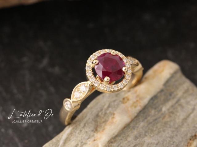 Bague de fiançailles originale, un rubis entouré de diamants