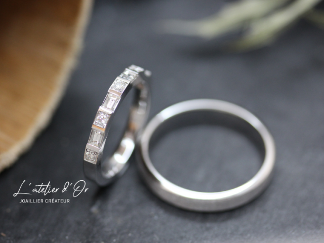 Duo d'alliances or blanc, diamants princesse et diamants ronds