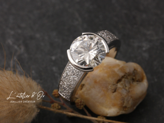 Une bague de fiançailles originale en or éthique 18 carats et diamants pour un oui éternel