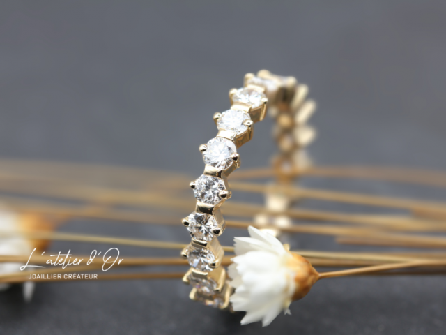 Alliance en or jaune éthique 18 carats et diamants – Sertissage raffiné