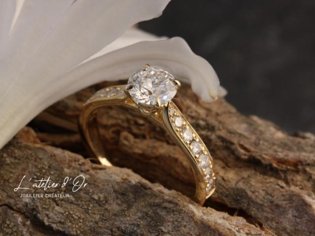 Bague de fiançailles sur-mesure en or 18 carats façon solitaire sertie de diamants