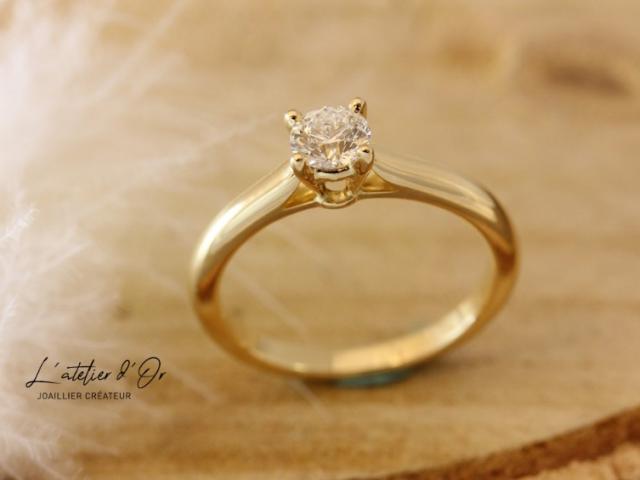 Bague de fiançailles solitaire en or jaune 18 carats