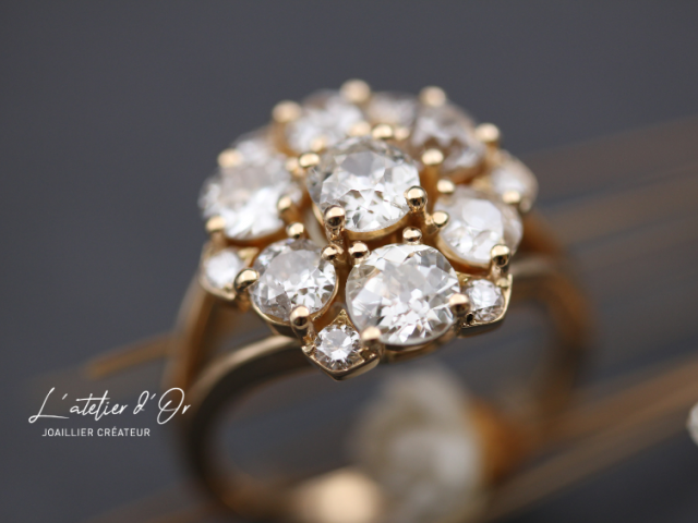 Réalisations sur mesure d'une bague entourage stylisée en diamants de famille