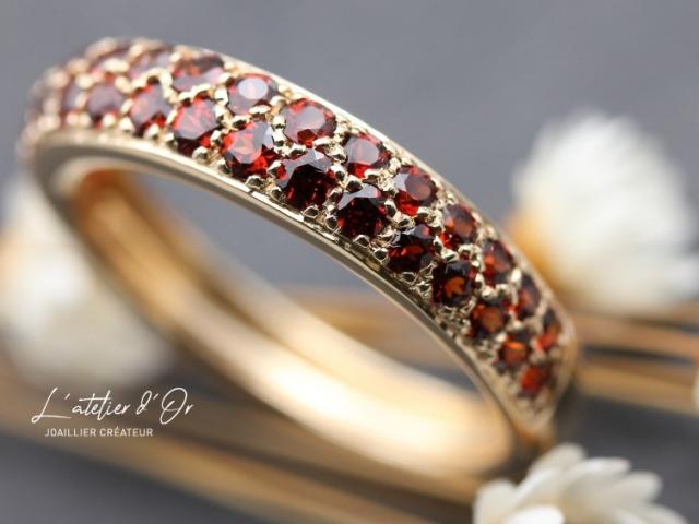 Une alliance en rubis : élégance, intensité, engagement en or éthique 18 carats