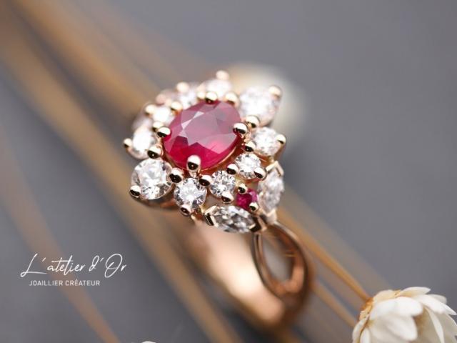 Bague entourage rubis et diamants : l'élégance incarnée, façonnée sur mesure