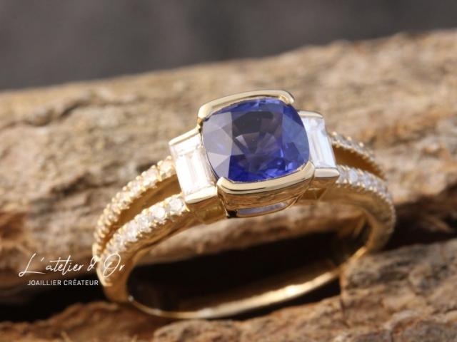 Bague de fiançailles en or éthique 18 carats – Saphir coussin & diamants baguette