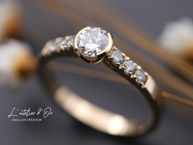 Une bague en or jaune éthique 18 carats et diamants : l’équilibre parfait