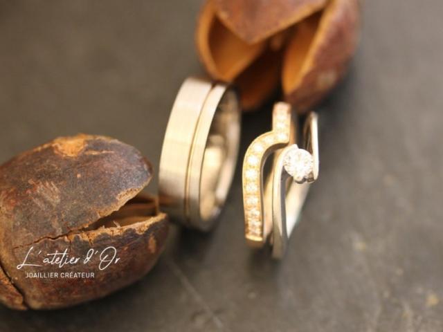 Duo d'alliances en or éthiques et bague de fiançailles ajustée